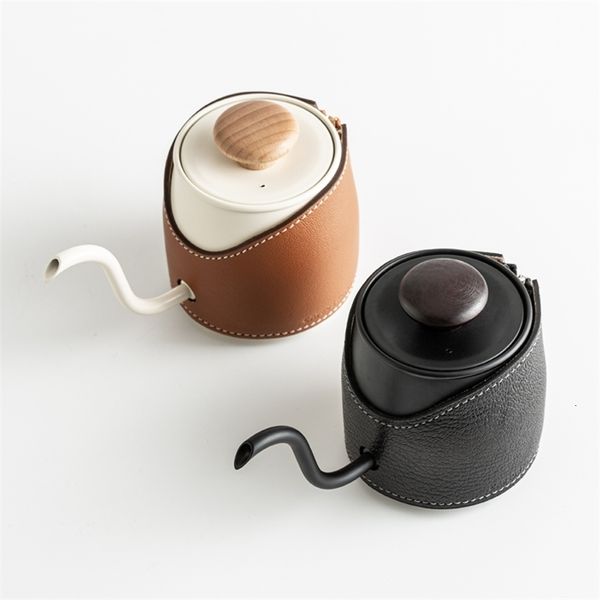 Cafede handheld mini dropper poured onto a kettle. The 360ml coffee pot allows you to easily brew more 240801