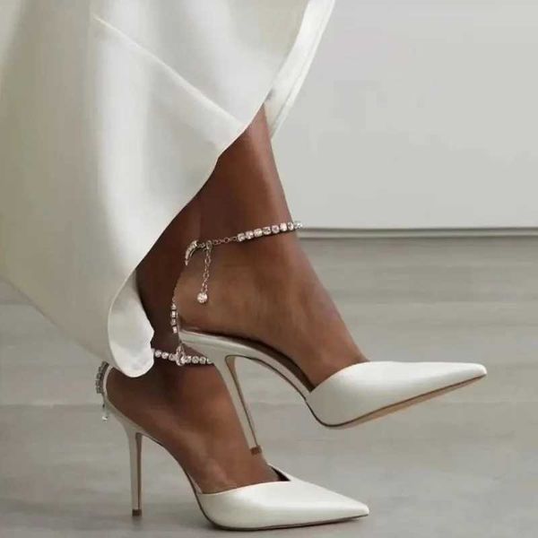 2024 Novas bombas de cetim Pingente de cristal Uma palavra Chain Salto alta salto alto salto fino Sandals Sexy Wedding Shoesx250102