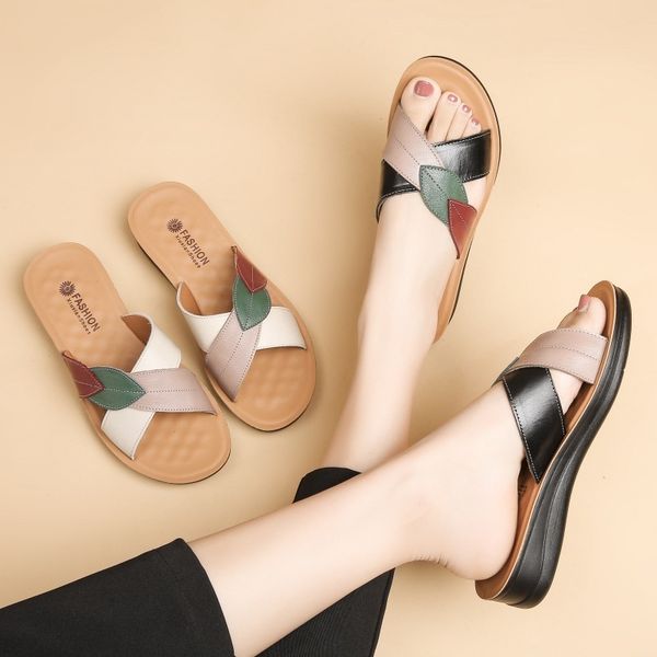 Top layer cowhide summer mom slippers wearing flat bottomed, comfortable, non slip, genuine leather sandals for middle-aged and elderly wome