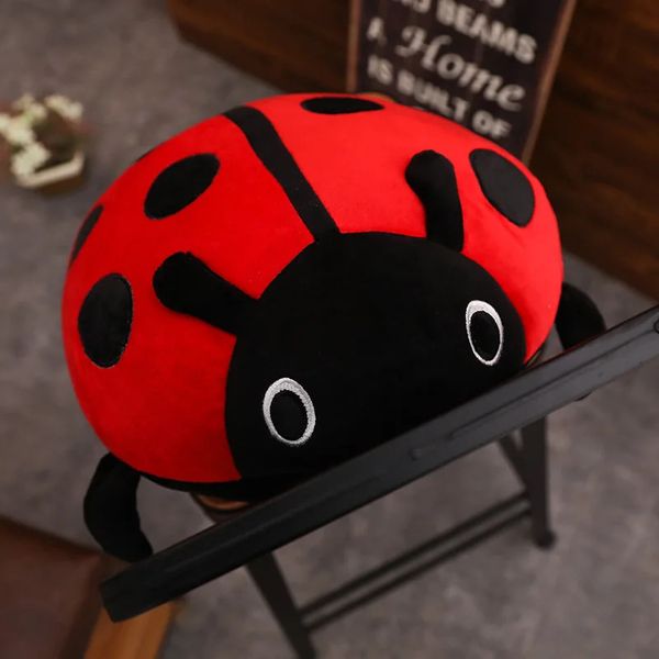 Plush Dolls Kawaii Ladybird Cute Toy Soft Ladybug Insect Holding Doll Pillow Cushion Novel Childrens Birthday Gift Room Decoration 231115