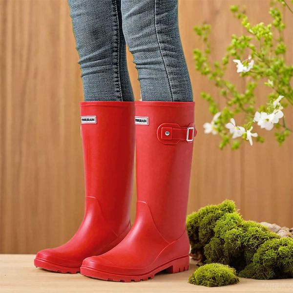 Moda que não deslizam mulheres até os joelhos de joelho impermeável botas de borracha longa feminino Tubo Galoshes Rain Shoes