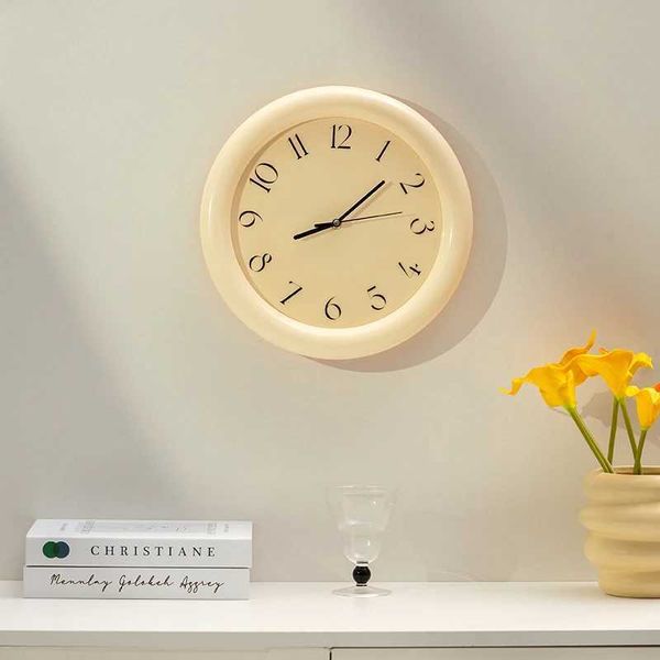 ((EpeiusHomeIns Nordic Minimalist Cream Japanese Retro Style Chubby Round Wall Clock M250212