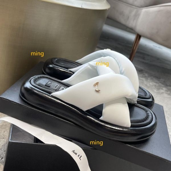 Designer shoes summer new thick soled women&#039;s slippers, bread slippers, fashionable casual sheepskin men&#039;s slippers, foam sole siz