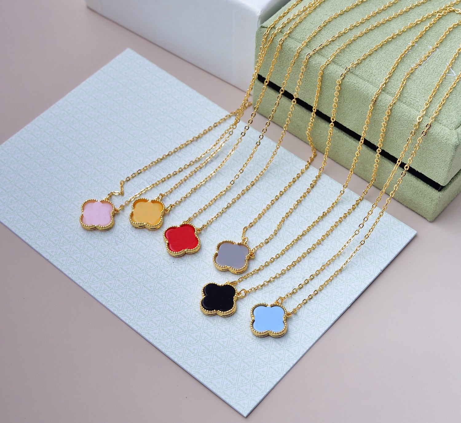 Fashion Pendant Necklaces for women Elegant 4-Four Leaf Clover locket Necklace Highly Quality Choker chains Designer Jewelry 18K Plated gold girls G