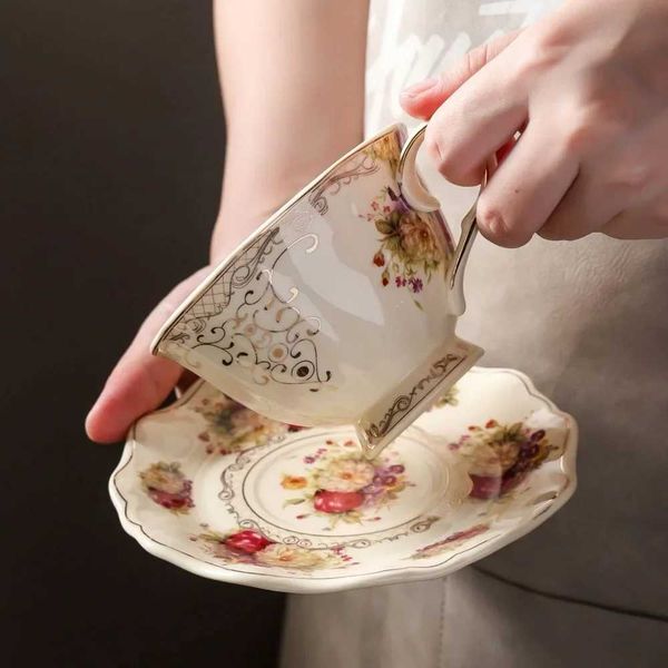 Cups Saucers Creative Bone Chinese Flower Tea Cup and Sauce Set Ceramic Coffee Cup Set British Black Tea Cup Chinese Wedding Tea Set CL25021