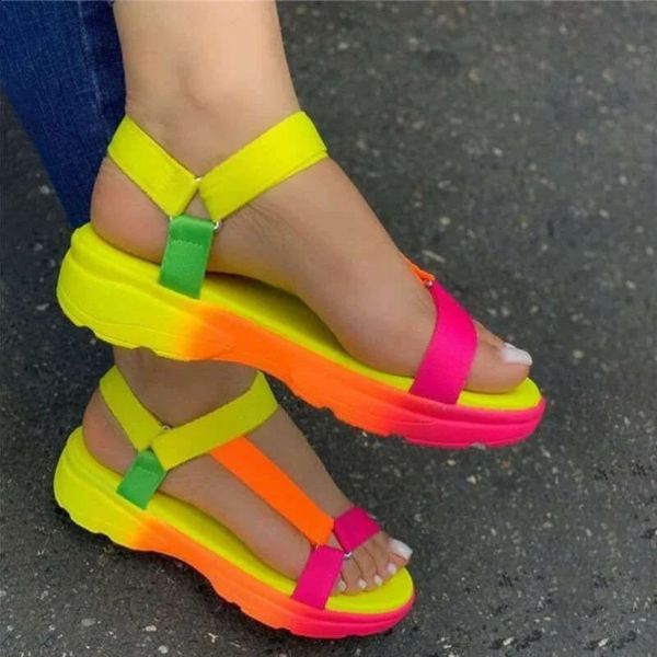 Sandálias de praia coloridas com maiúsculas coloridas de Wedgeshed Shoes Largesized Breathable Soled Soled Summer Style 241212