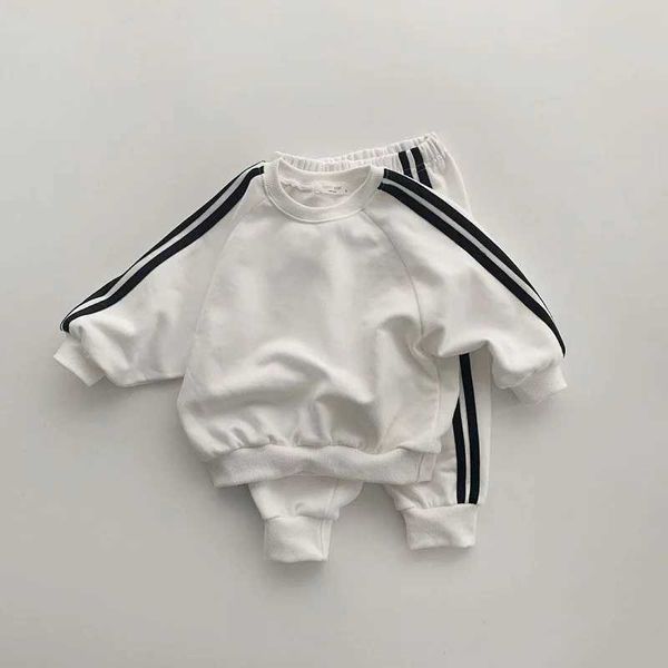 Meninos e meninas Spring Spring New 2024 Childrens Carta Cool Impressão Zipper Top Pants Sports de lazer Duas peças Baby Suitxj241216