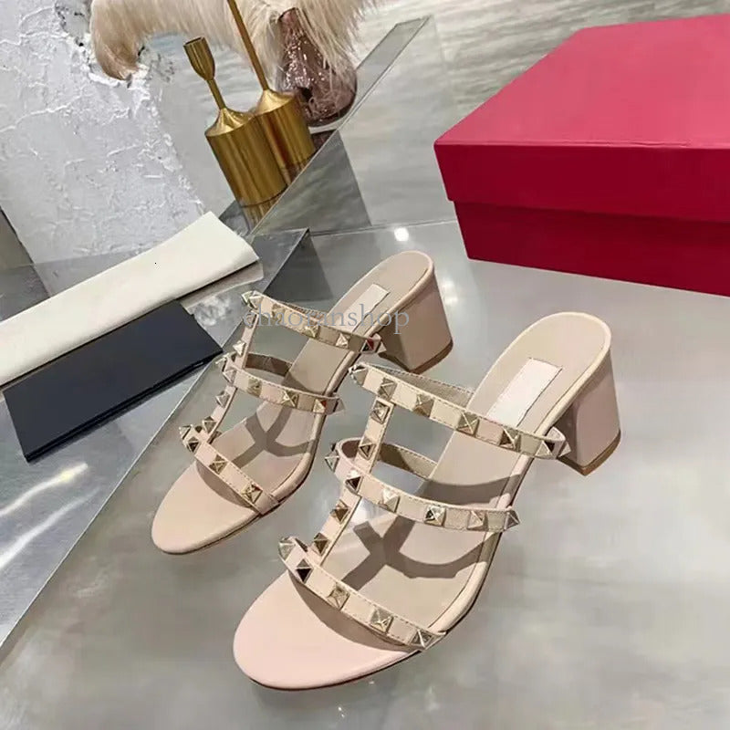 Sandals Luxury Designer Summer Sandals Womens Slide Shoes Slipper 2023 New Leather Stud Sandals Nude Womens Rivet Thick Heels Versatile Fashion Heel