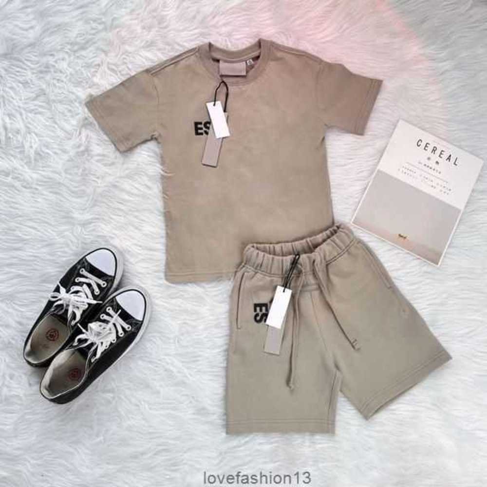 2023 Designer Ess Baby Kids Clothing Sets Boys Girls Clothes Essentials Summer Luxury Tshirts and Tracksuit Children Youth Outfitsllju