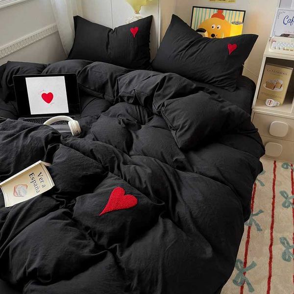 Bedding sets Cool Black Duvet Cover Set Ins Nordic Embroidery Heart Bed Sheet Set Of Four Pieces Home Bedding Set For Girls H250113