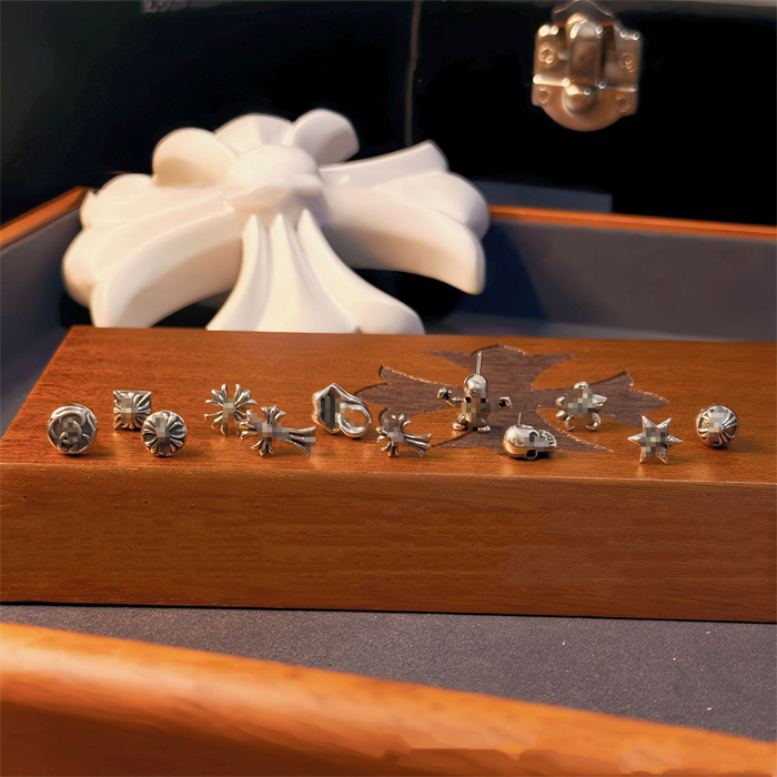 Women Hoops Vintage chromers Cross Ear stud Earrins Fashion Circle Simple Men Couple Jewelry S Designer Earrings Letter V Stud Earring Internet Cele