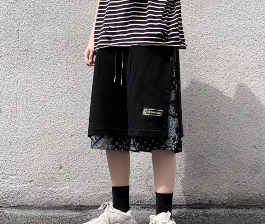 Loose men&#039;s shorts; can be worn as an outer garment for summer sports running, with a belt buckle