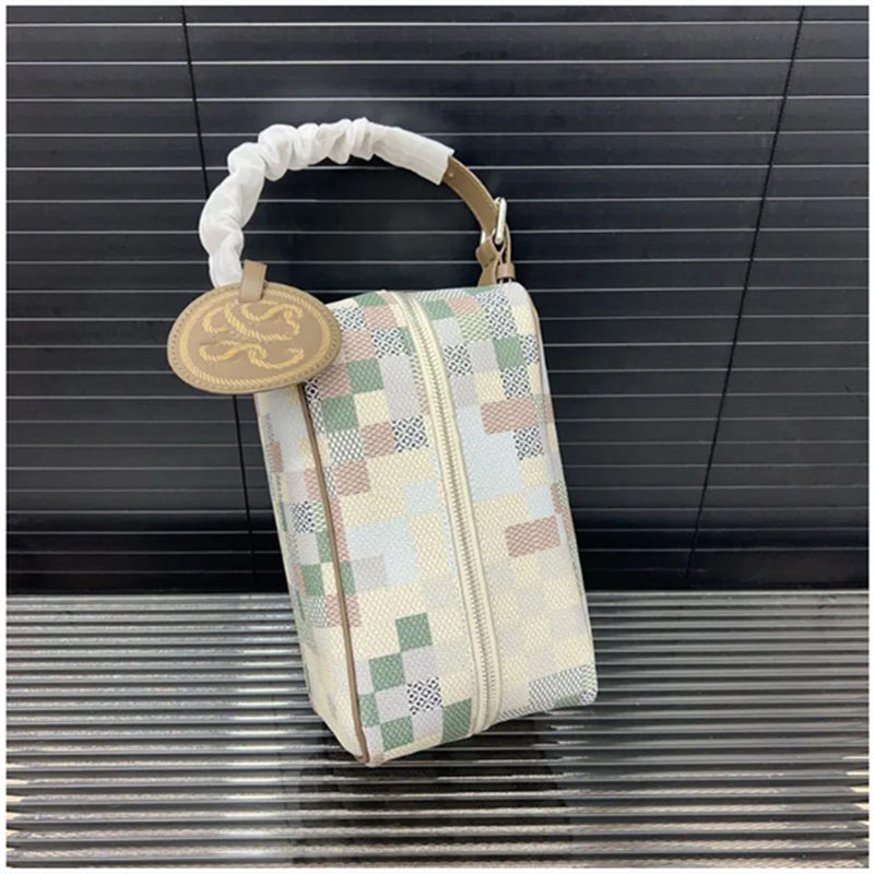 Pochette Cosmetic Bags Women Leather Luxurys Designers Bags Totes Handbag Wallets Messenger Purse Card Holder pouch Travel outdoors Messenger Bag