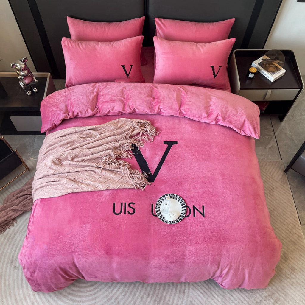 Fashion pink Designer king size bedding sets warm velvet fleece queen size duvet cover bed sheet 2 pillowcases letter printed comforter covers