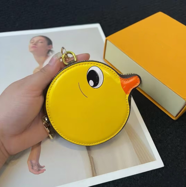 French style Keychains pouch Cute little yellow duck coin purse Designer Keychains Brown Grain Leather Wallets Back with letter flowers Charm for Ha