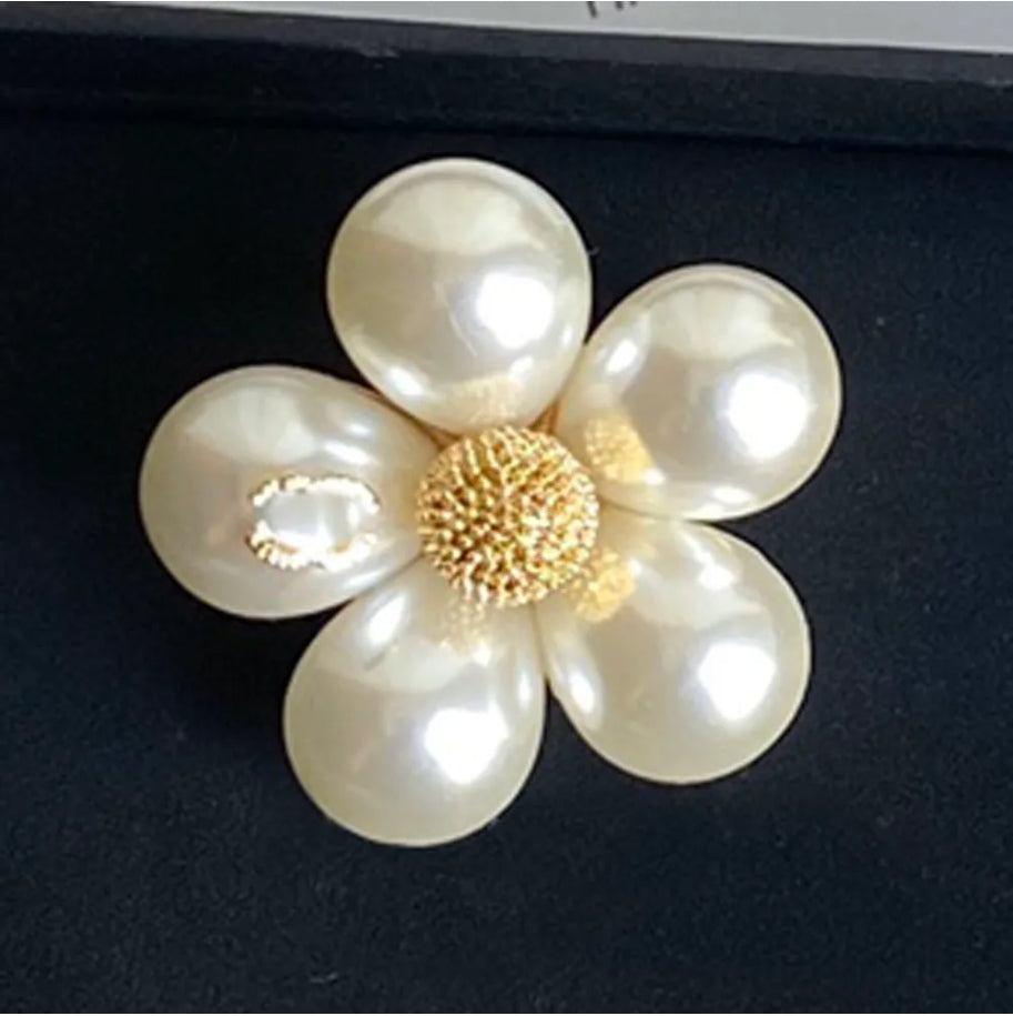 Designer Brooches Pins 18K Gold Plated Silver Brooch Pin Wedding Jewelry Gift Collar Pins Versatile Dress Pins Fashion Broochs Womens Wedding Gifts