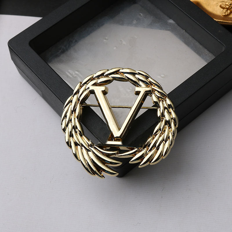 2color Brand Designer Brooch Small Sweet Wind Women V Letters Metal Brooch Suit Pin Fashion Jewelry Clothing Decoration High Quality Accessories