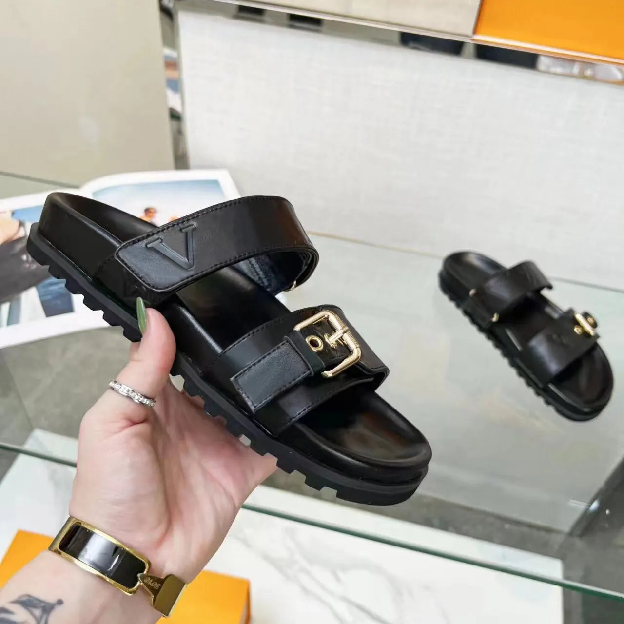 Designer Slipper Luxury Slides Brand Sandals Woman Slide Men Slippers Flat Bottom Flip Flop Design Sneakers Leather Sandal