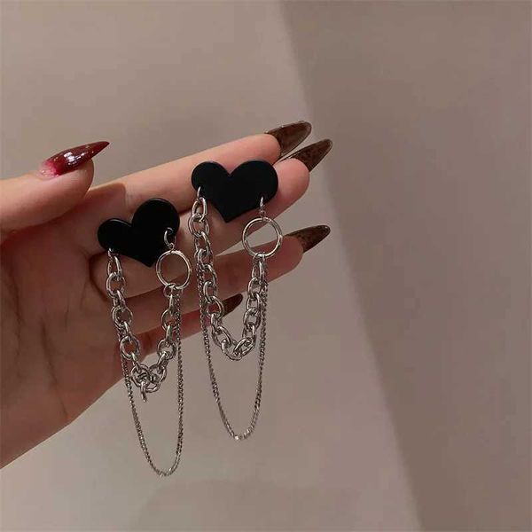 Dangle Chandelier Hip Hop Black Heart Tassel Chain Earrings Suitable for Women South Korea Brincos 2024 Womens Jewelry Street Clothing Fashi