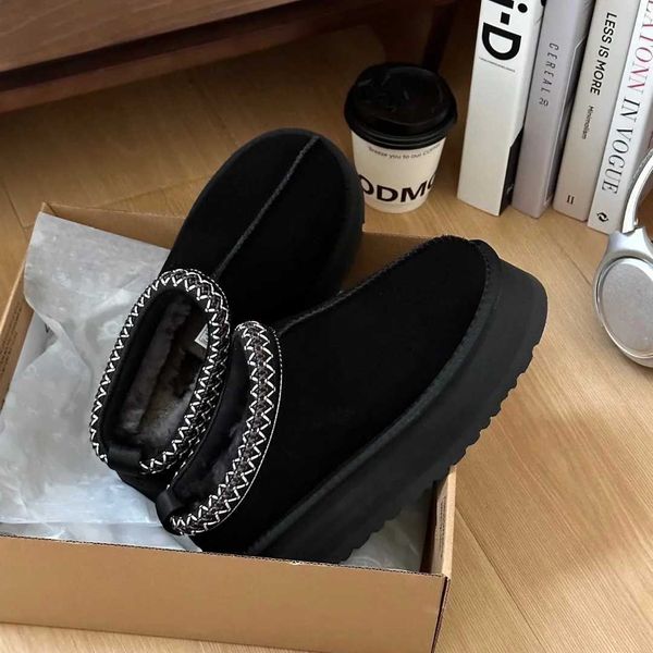 Botas Botas de neve feminino 2024 Inverno novo Cashmere Cashled grossa Soled Meio Cut Cotton Shoes sem solas H241118 KY00