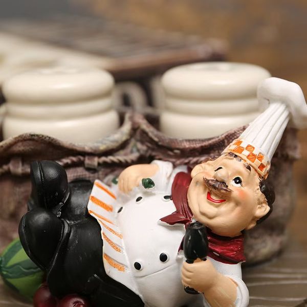 European - style creative chef - shaped spice bottle ornaments. These resin handicrafts serve as decorative items for the tabletops