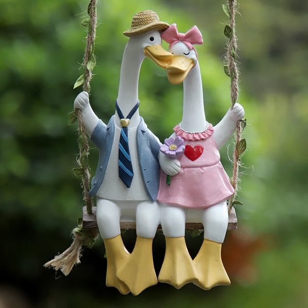 1pc Couple Duck Swing Garden Statues Outdoor Fence DecorCute Resin Ducks Figurine Funny Goose Lovers Sculpture ForHome Office Pa 250102