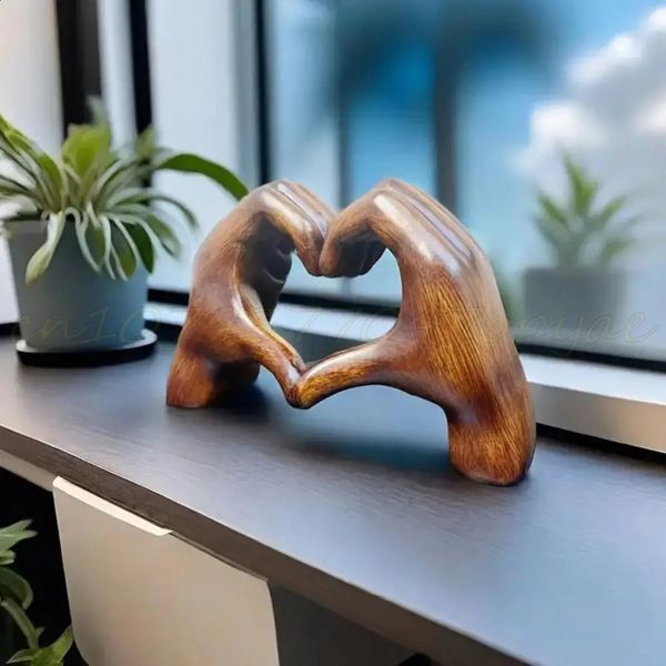 Faux Wood Grain Love Sign Sculpture Resin Hand Ornament Charming Wooden Heart Shape Gesture Statue for Home Office Decoration 250120