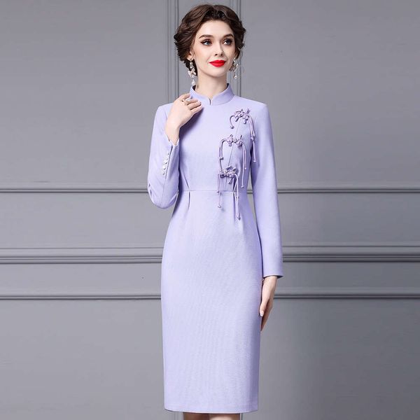 s New Chinese Style Stand Up Collar Buckle Improved Cheongsam with Elegant Temperament Revealing Figure and Hip Hugging Dress for Autumn 202
