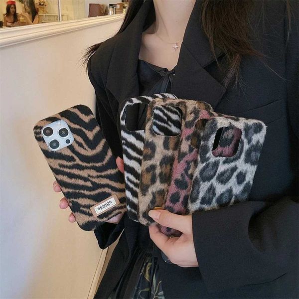 Fashionable high-end leopard patch careless plush phone case suitable for iPhone 16 Pro 15 14 13 12 Pro Max 14 15 Plus winter warm furry flu