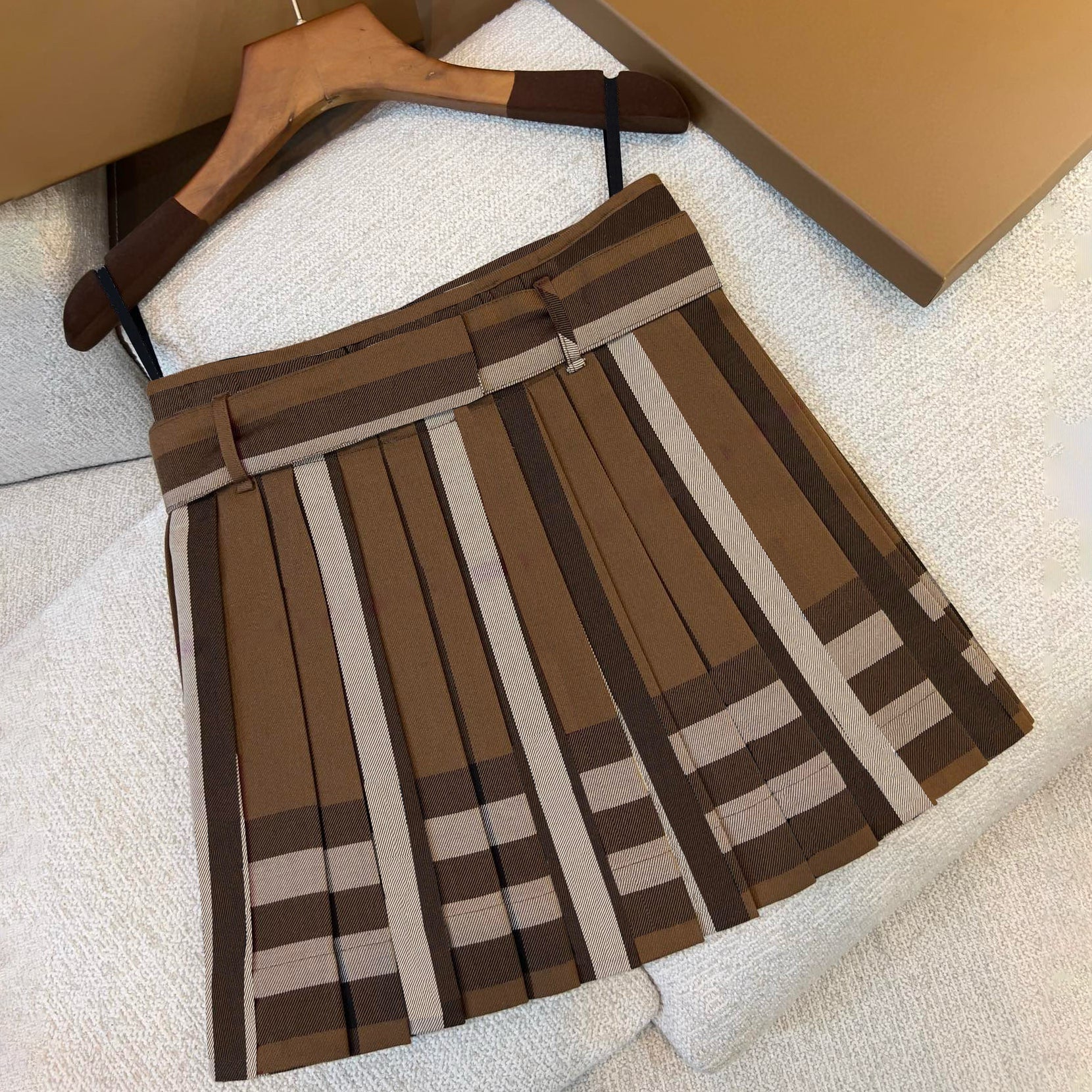 High quality designer women&#039;s short and retro plaid pleated skirt with belt embellishment, classic color matching, fashionable and versatile