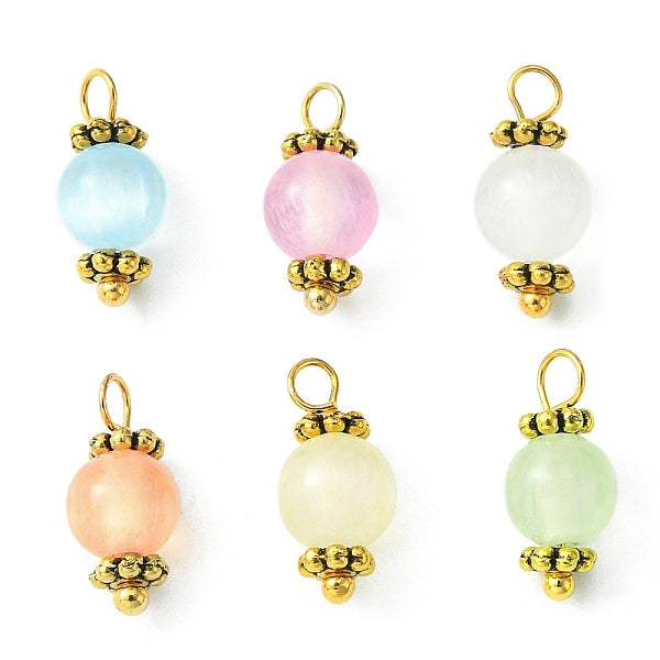 Natürliche selenitgefärbte runde Charms