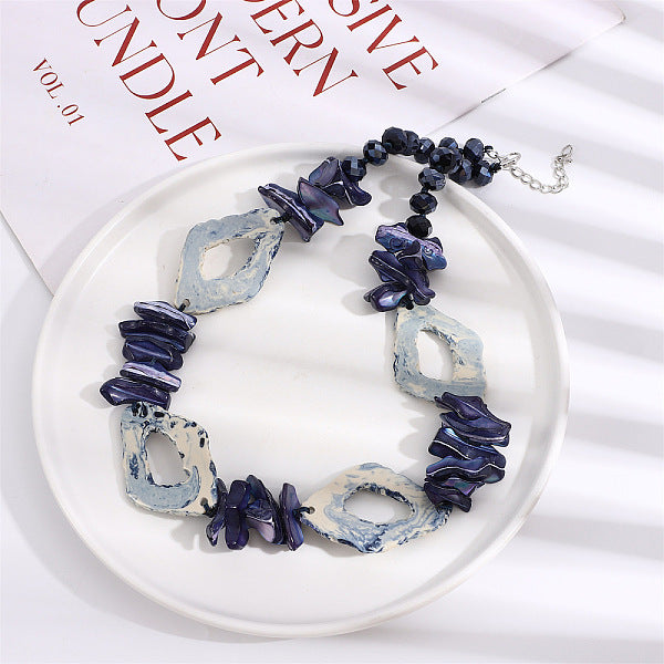 Collares de cuentas de pepitas de vidrio y conchas naturales teñidas de estilo bohemio de verano