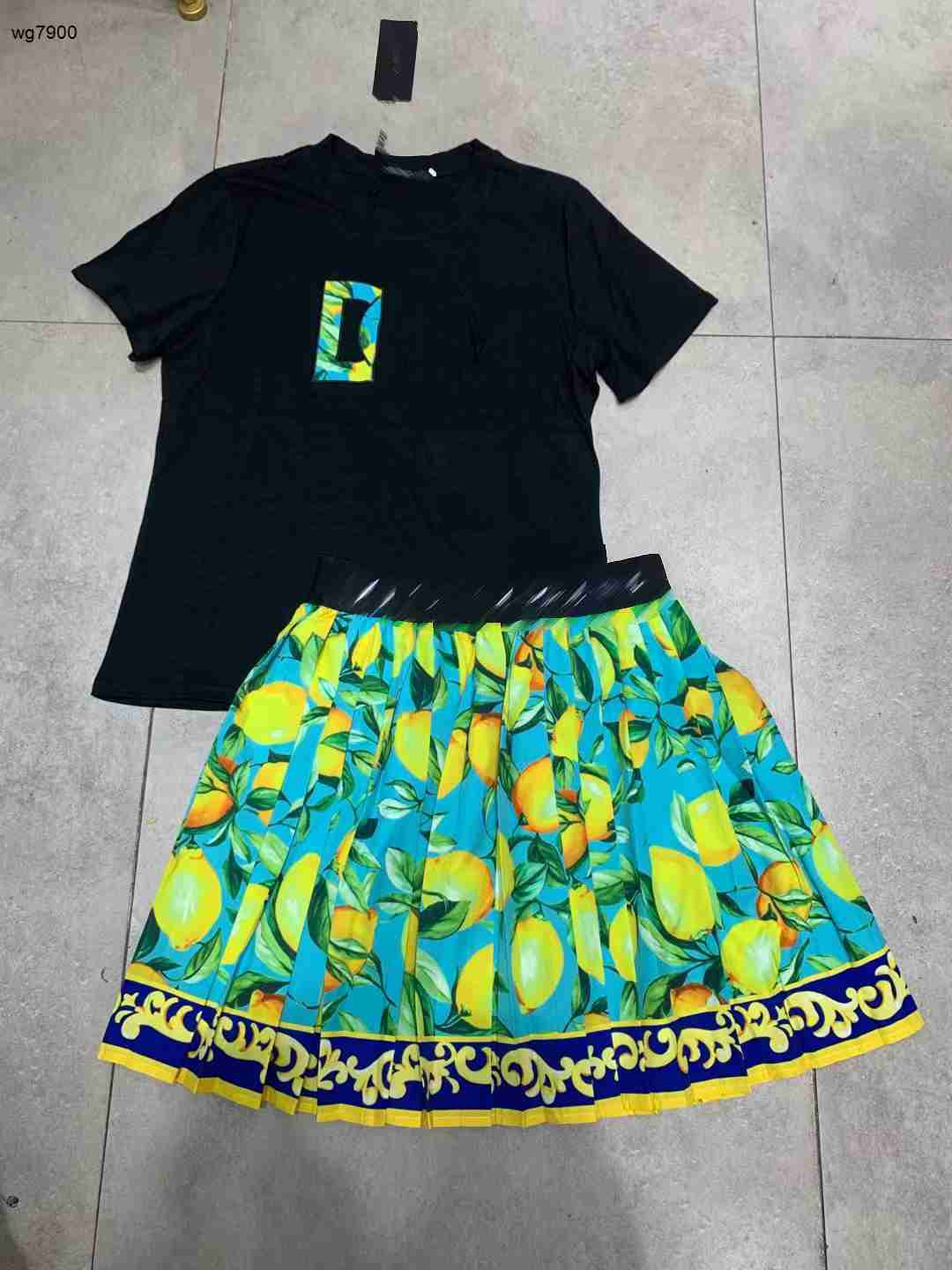 brand women luxurious two piece suit geometrical pattern T shirt metrical pattern high waisted overskirt Dec 18 Favourite