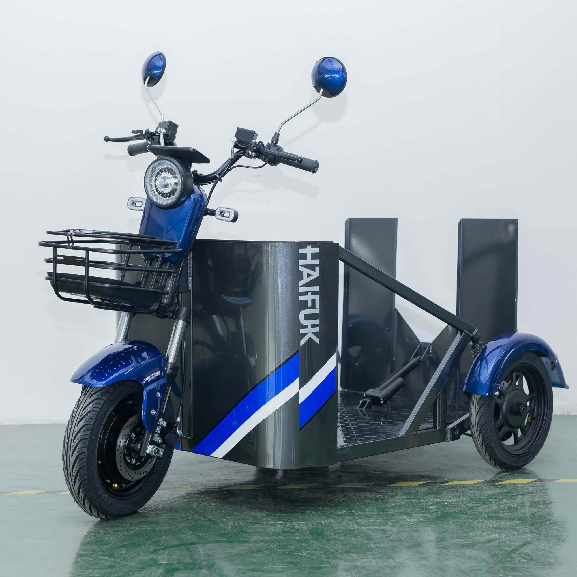 Electric wheelchair with assistive wheels for disabled people, a flatbed that can be driven directly