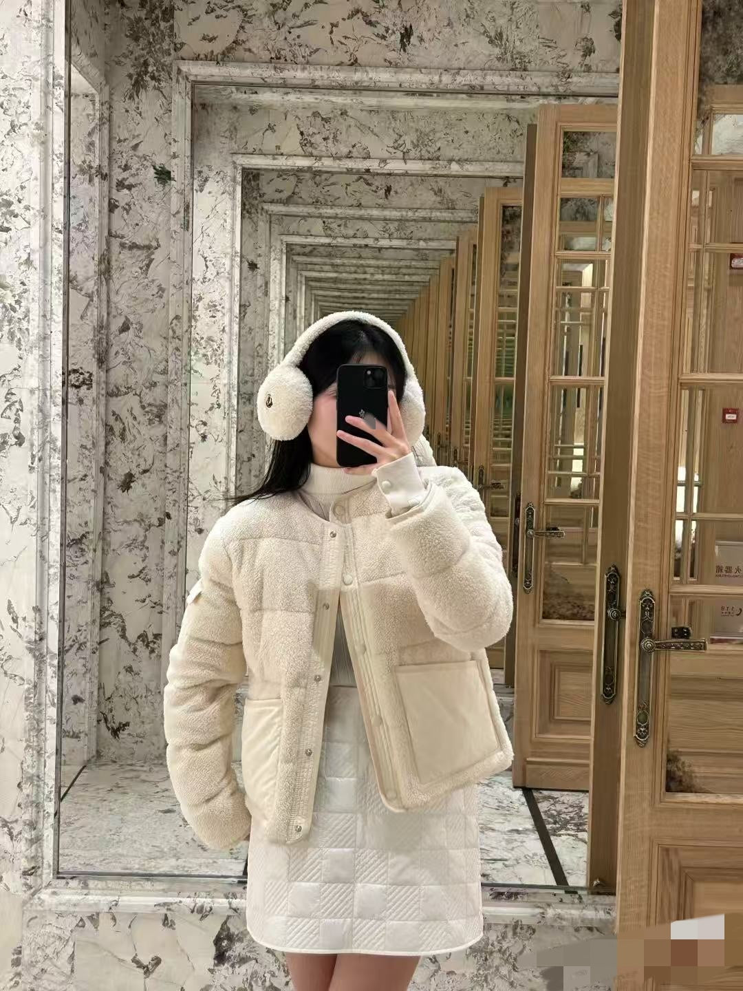 Women&#039;s Designer Thickened Teddied Down Coat with Velvet Hood - Stylish & Cozy Winter Outerwear