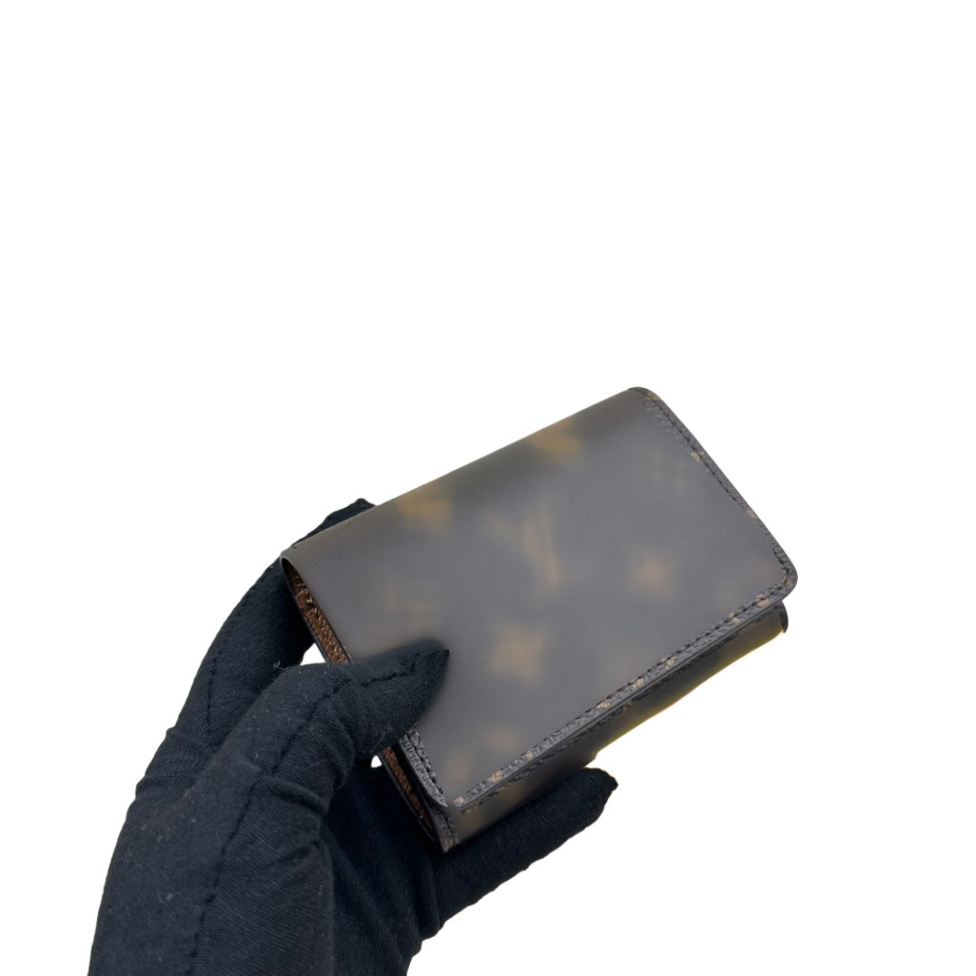 The card holder enables you to neatly carry your business cards or credit cards with you and easily fit them into almost any pocket. It opens and cl