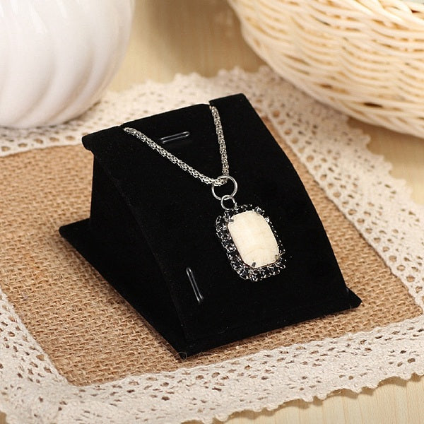 Expositor de collares con parte trasera inclinada de terciopelo
