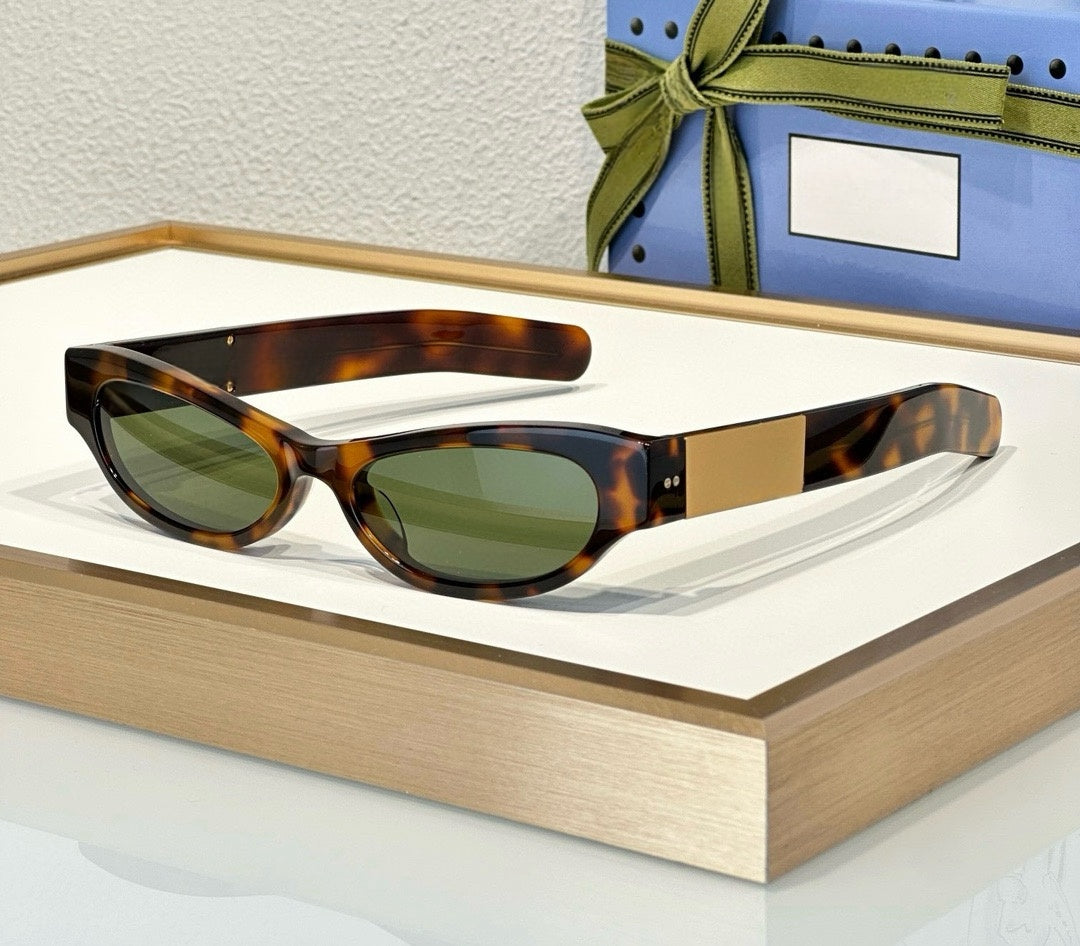 Oval Frame Women&#039;s Sunglasses with Green Mirrored Lenses - Retro Style