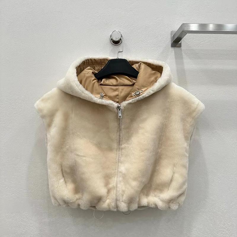 Designer Down Jacket Womens Cute Plush Vest Fur Coat Leisure Embroidery Sleeveless Outerwear Luxury Keep Warm Outfit Casual Overcoat