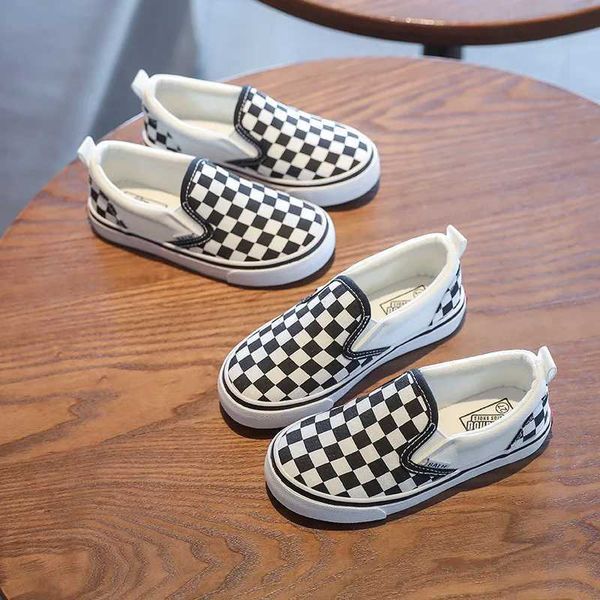 Tênis Zapatillas Brand Childrens Canvas Sapatos 2023 Verão Novo Board Board Sapatos Boy Brand Kdi Sapatos Grille Shoes Baby Parent Shoes H24