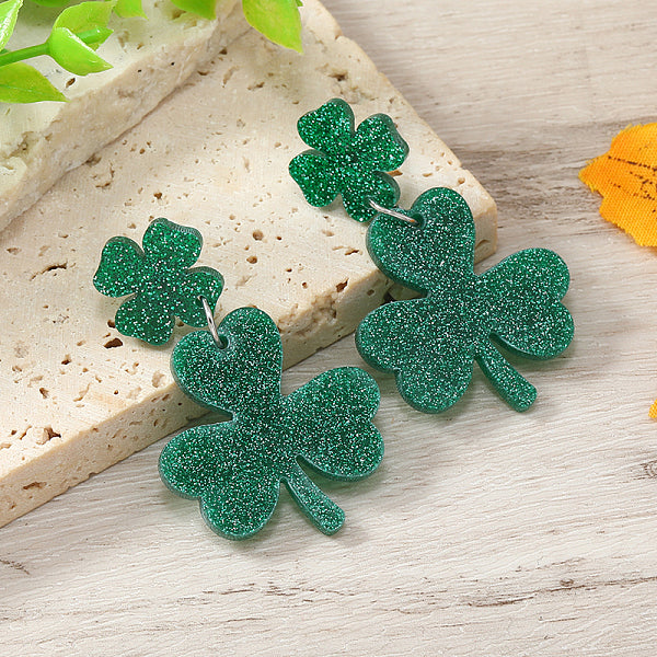 Boucles d'oreilles pendantes en acrylique brillant en forme de trèfle