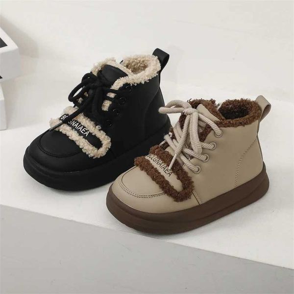 Botas 2024 Inverno Novo Childrens Fashion Shoes de algodão de lã de cordeiro versátil para meninos e meninas moda algodão clássico botas cur