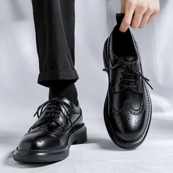 New Trending Brogues Men Classic Dress Shoes Men Oxfords Sapatos de couro Patent Comixar -se de festa de casamento de couro preto formal Sho