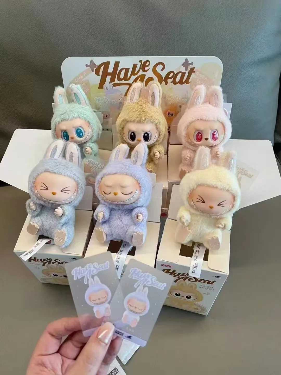 Dolls High Quty Replica Labub V2 15cm The Monsters Toy Cardiac Macarone Gifts Bag Figure Keychain Y2502217RI8 L250705QJRM