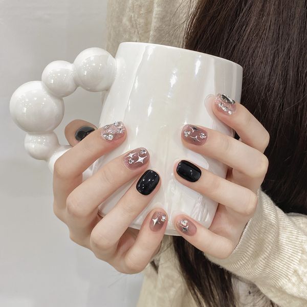 Nail art, handmade nails, wearing nail patches, black shiny diamond four-star short, detachable