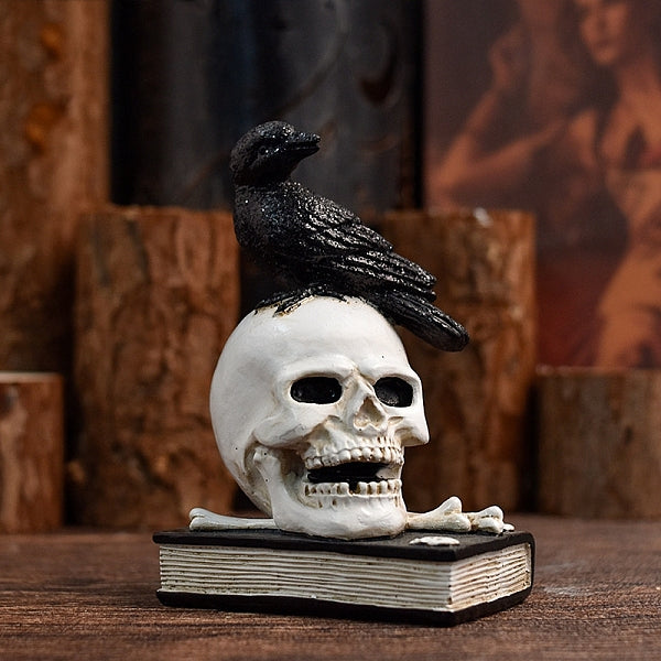 Crâne en résine avec figurines d'oiseaux
