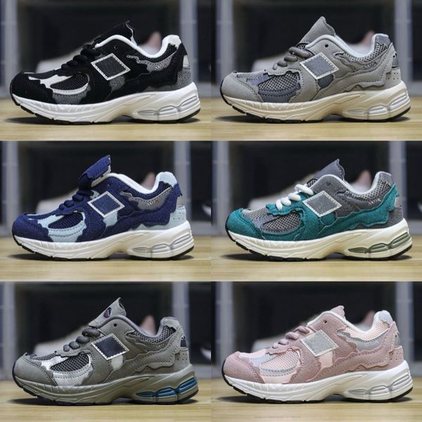 New Kids Casual Shoes 2002r Men Women Sneakers Sea Salt Triple Black Rain Cloud Grey Workwear Beige Green Trainers Mens Womens Sports Trail