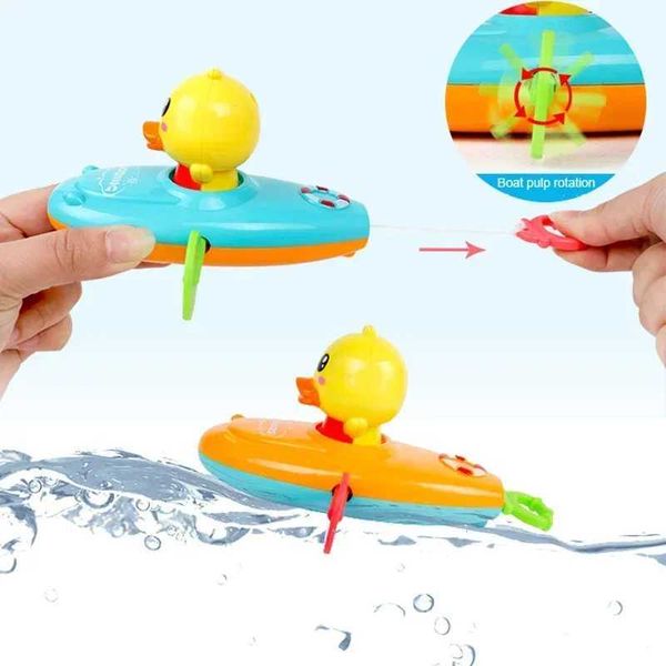 1 pcs Cute Cartoon Duck Bath Toys Classic Water Toy Back Rowing Boat Baby Bathing Swim Duck Chain Clockwork Toy for Children Y250120