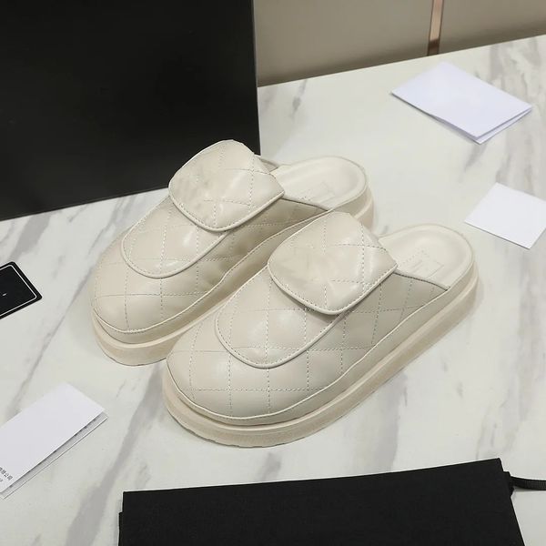 Quilted Closed Toe Slippers Turnlock Clogs Leather Lamb Mules Designer Womens Shose Flats Turn Lock Buckle Interlocking Beige Black Sandals