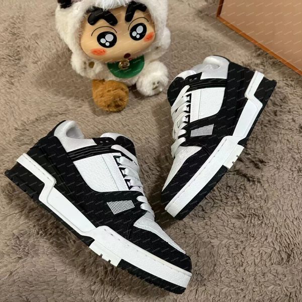 Designer shoes Fashionable Embossed Casual shoes denim canvas leather white green redblue letter fashion platform mens womens Flat bottomed